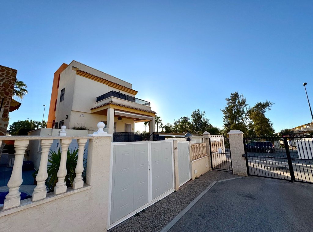 Alquiler - Villa - Urbanización El Raso