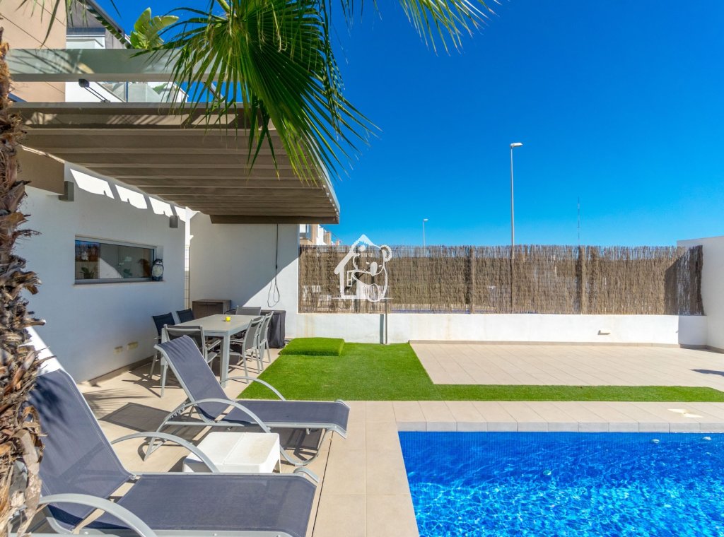 Alquiler - Villa - Urbanización El Raso