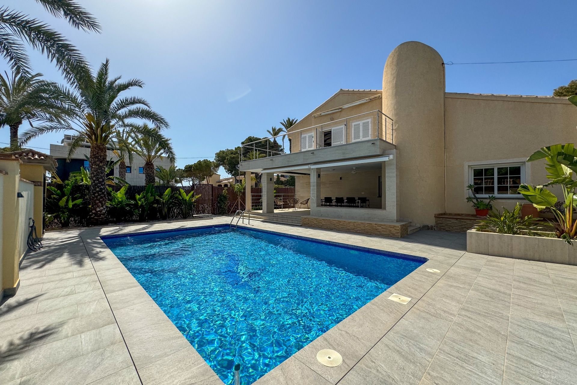 Арендовать - Villa - Cabo Roig