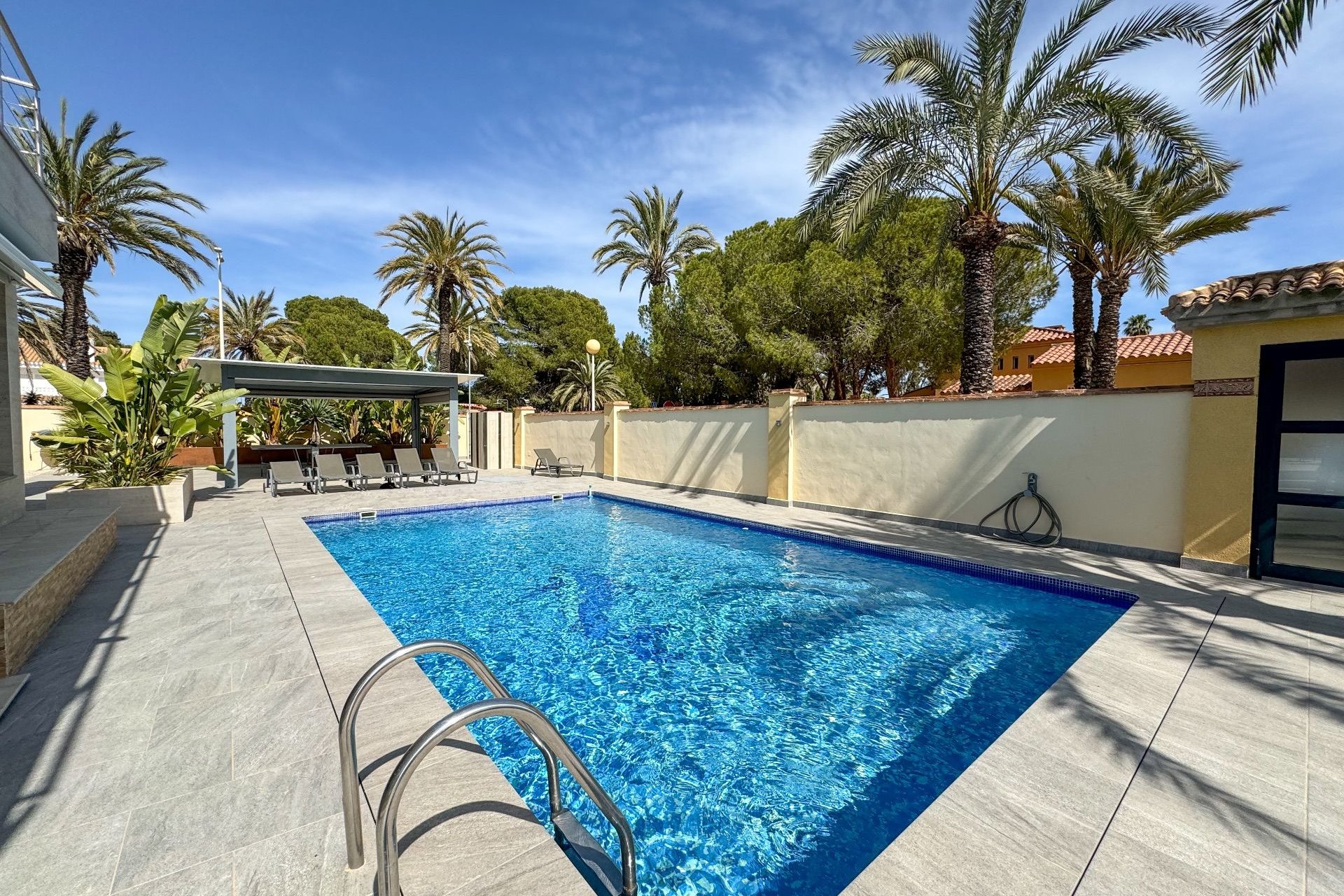 Арендовать - Villa - Cabo Roig