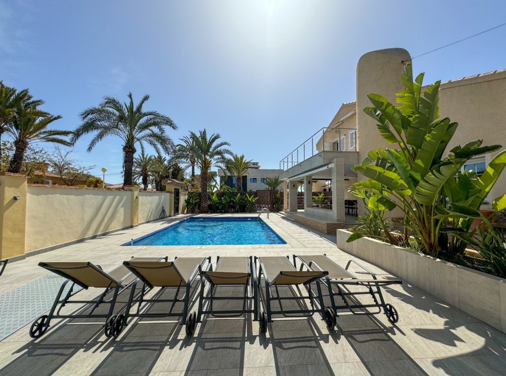 Арендовать - Villa - Cabo Roig
