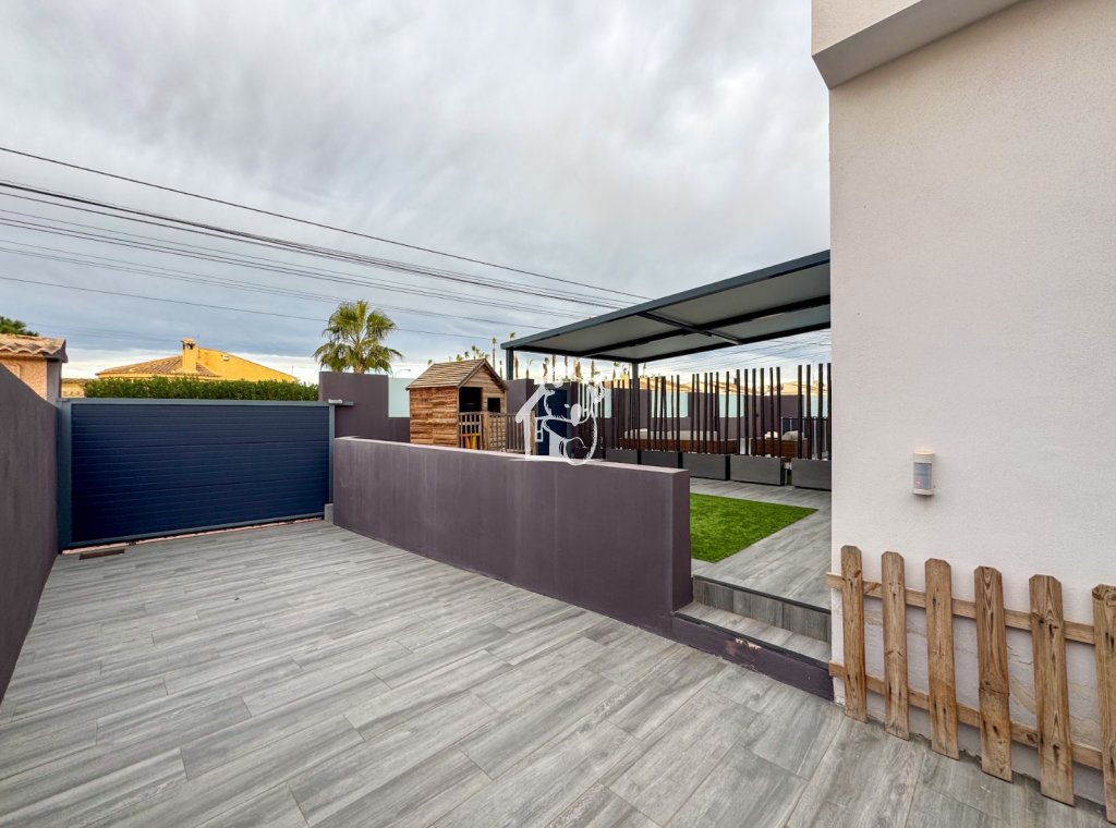 Herverkoop - Villa - Torrevieja - La Siesta - El Salado -  Torreta