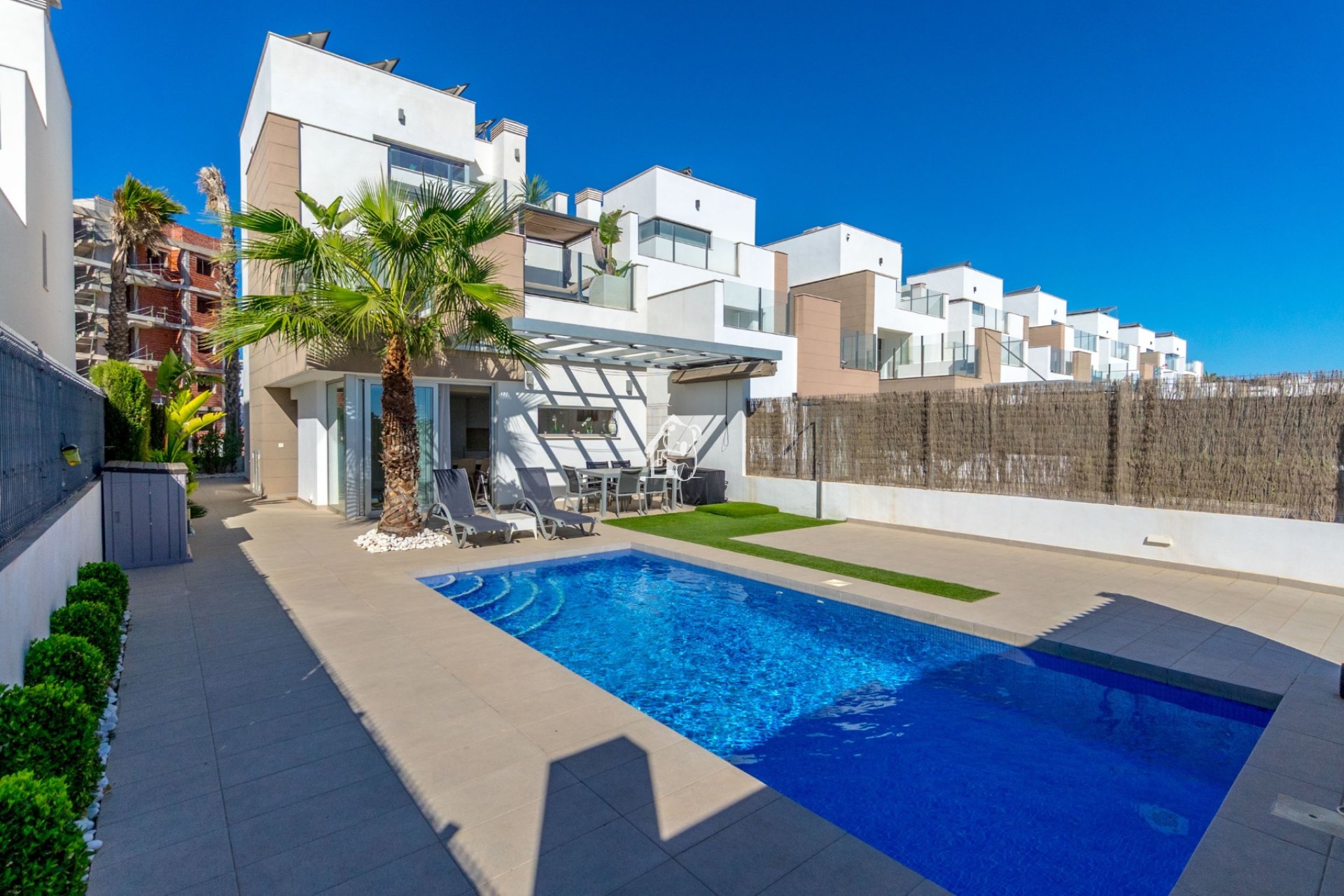 Lange Termijn Verhuur - Villa - Urbanización El Raso