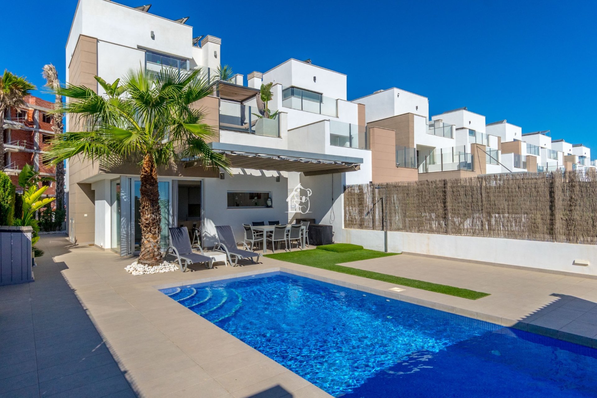 Location - Villa - Urbanización El Raso