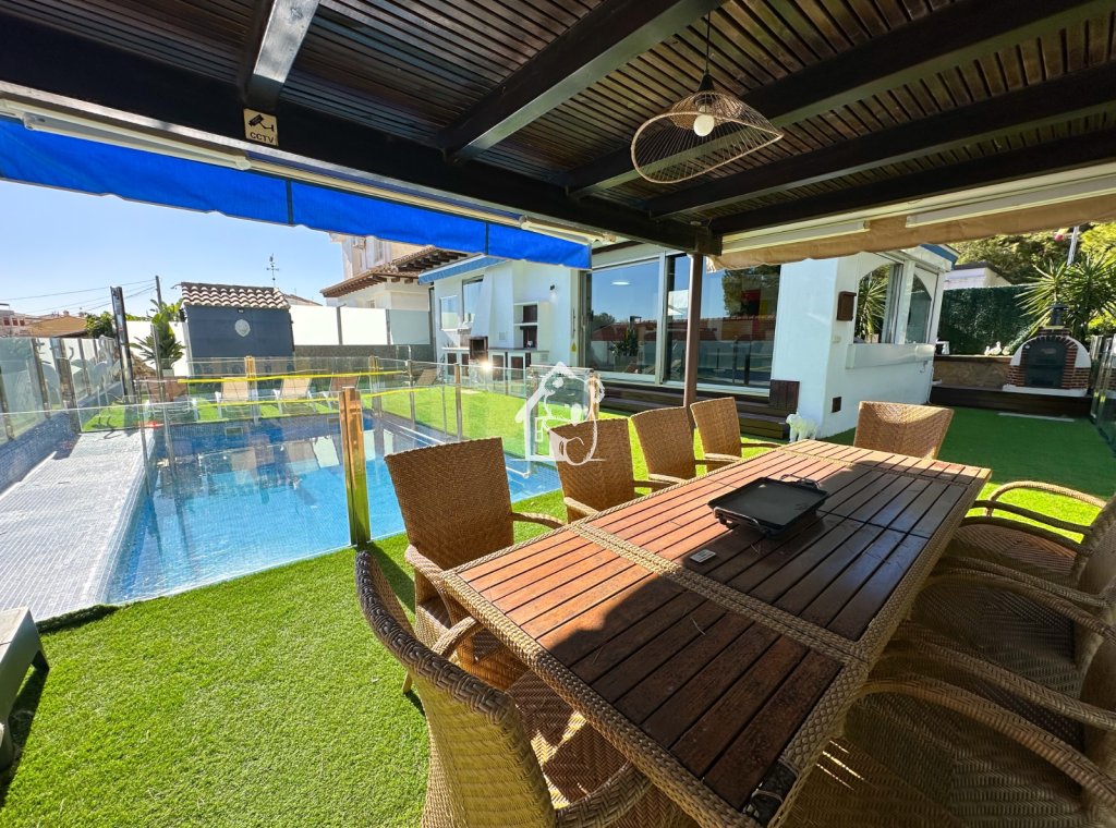 Перепродажа - Villa - Orihuela Costa