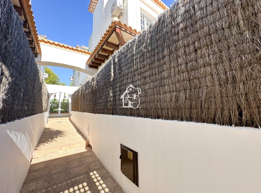 Перепродажа - Villa - Orihuela Costa