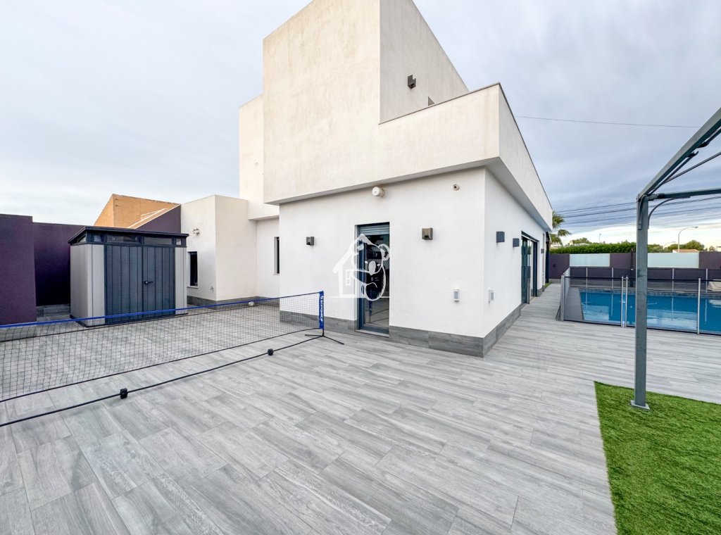 Перепродажа - Villa - Torrevieja - La Siesta - El Salado -  Torreta