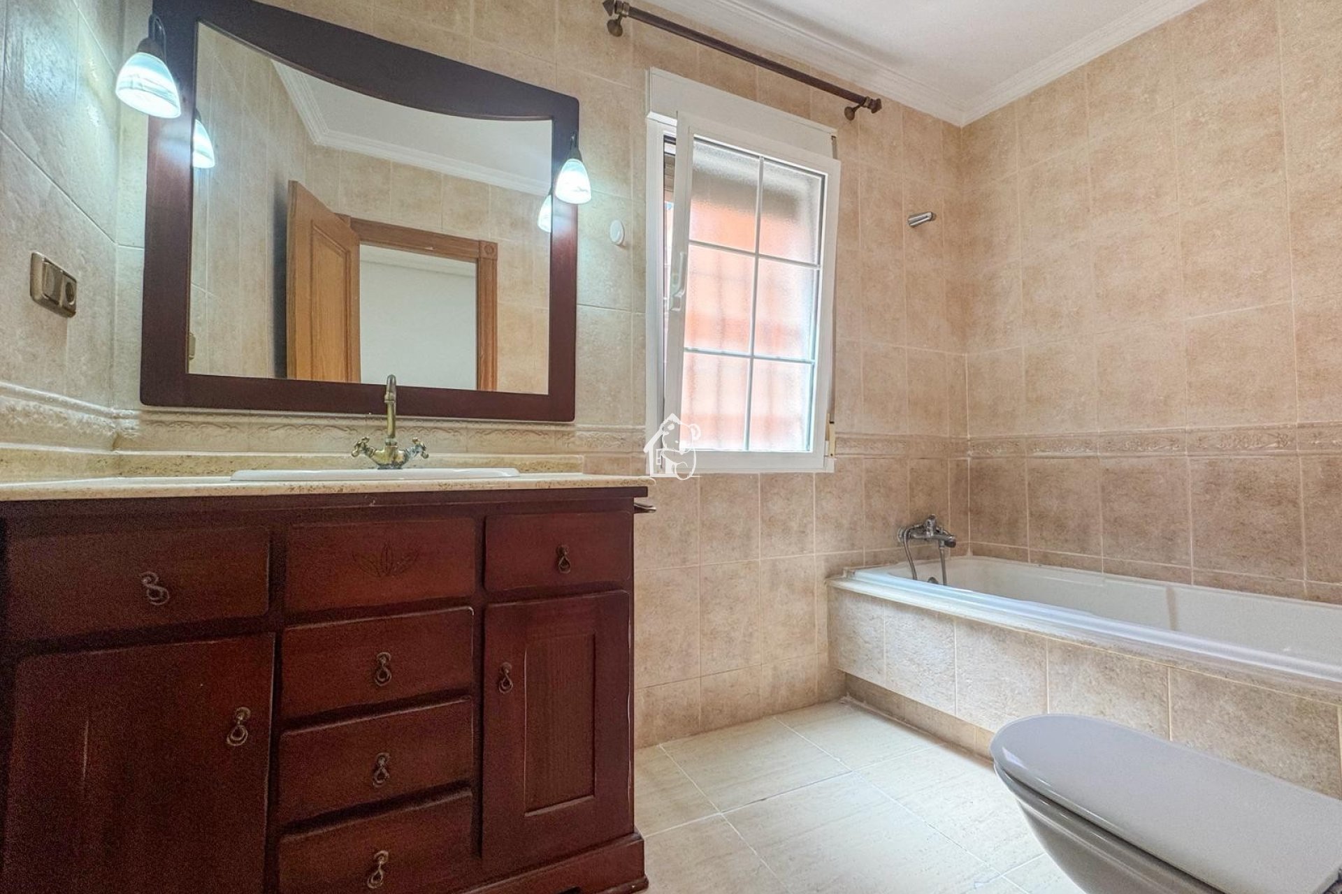 Resale - Town Houses - Arneva