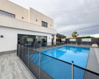 Resale - Villa - Torrevieja - La Siesta - El Salado -  Torreta