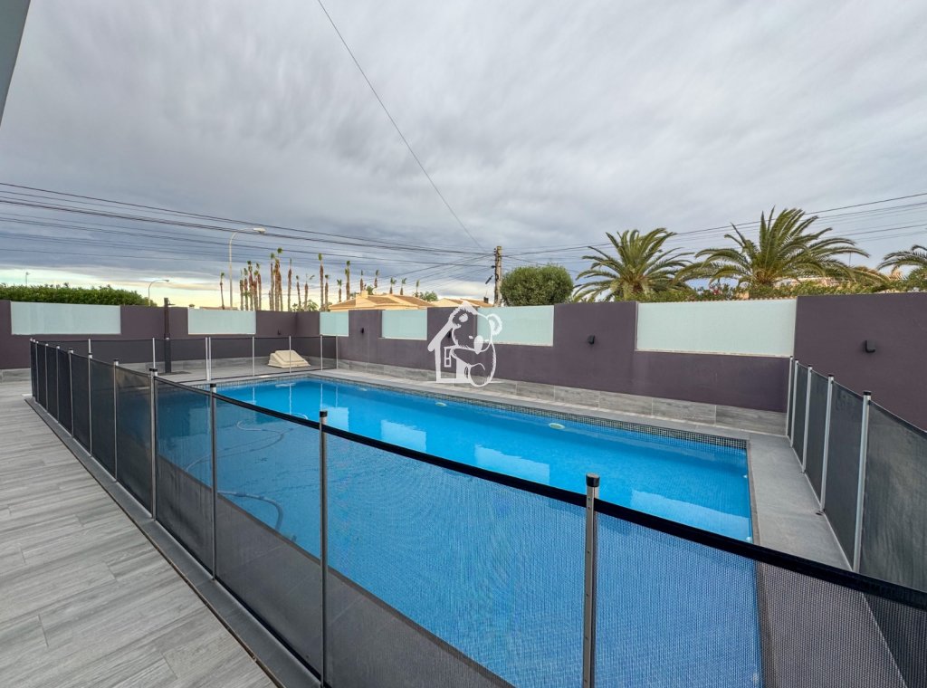 Resale - Villa - Torrevieja - La Siesta - El Salado -  Torreta