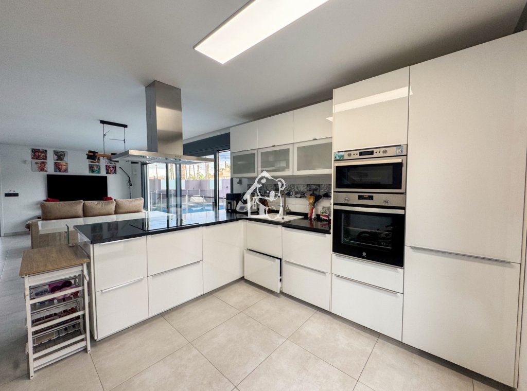 Resale - Villa - Torrevieja - La Siesta - El Salado -  Torreta