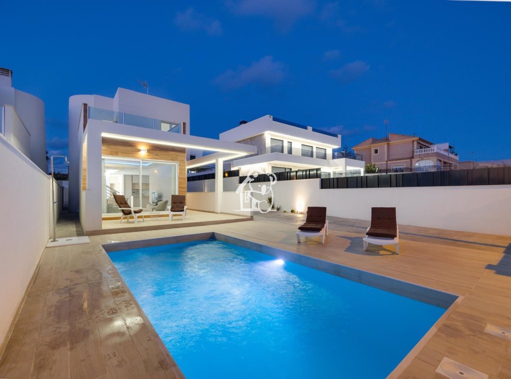 Resale - Villa - Torrevieja - Nueva Torrevieja - Aguas Nuevas